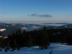 Krkonoše, Orlické hory a Kralický Sněžník v dáli nad inverzí. Foto: Petr Komárek