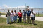 Před raketoplánem Endeavour zleva: rodiče Indiry Feustelové, čtvrtý zleva ředitel Astronomického ústavu AV ČR Petr Heinzel, předseda Akademie věd ČR Jiří Drahoš, ředitel Amerického centra v Praze Miroslav Konvalina a český Krtek (www.dokosmuskrtkem.cz).