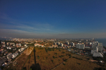 Stín věže, pattayské pobřeží (vlevo) a jomtienské (vpravo). Foto: Petr Horálek.