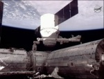 Robotická paže pomalu vzdaluje Dragon od ISS. Foto: NASA TV