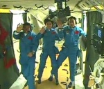 Tři čínští astronauté na palubě stanice Tiangong 1. Foto: spaceflightnow.com