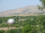 Kopule observatoře v Bjurakanu. Foto: Ondřej Mikulaštík.