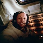 Neil Armstrong uvnitř modulu Orel na povrchu Měsíce po skončení legendárního výstupu. Foto: NASA