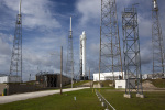 Raketa Falcon 9 s lodí Dragon po demonstračním převozu na rampu 2. 10. Foto: NASA