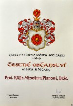 Listina uděleného čestného občanství města Sedlčan prof. RNDr. Miroslavu Plavcovi DrSc. Foto: Lidová hvězdárna J. S. v Sedlčanech.