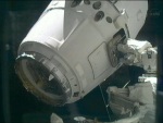 Dragon připojený k robotické paži Foto: TV NASA