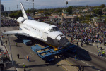 Endeavour v ulicích Los Angeles Foto: collectspace.com