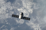 Dragon při příletu ke stanici 10. října 2012 Foto: NASA