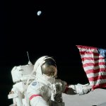 E. Cernan na povrchu Měsíce u vlajky USA, v pozadí Země. Foto: NASA