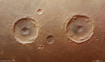 Dvojice kráterů na Marsu vyfotografovaná sondou Mars Express Foto: ESA