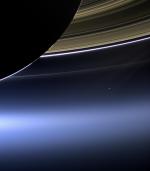 Země pod prstenci Saturnu. Foto: Cassini/JPL/NASA.