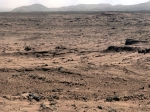 Fotka okolní krajiny z roveru Curiosity z podzimu 2012 Foto: NASA