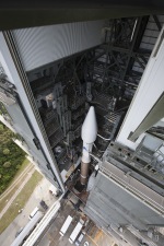 Raketa Atlas 5 s družicí MAVEN opouští montážní halu Foto: Spaceflightnow.com