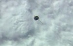 Nesouměrný Sojuz bez jednoho solárního panelu při příletu ke stanici Foto: Spaceflightnow.com/TV NASA