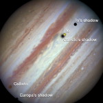 Přechod měsíců přes planetu Jupiter Foto: NASA, ESA