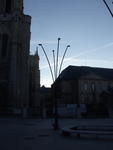 Před katedrálou St.Denis je nové osvětlení se 4 rameny, ...