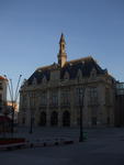 Radnice a osvětlení náměstí před katedrálou St. Denis. Že by osvícení radní?