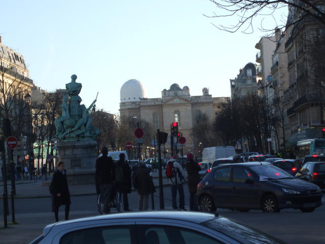 Středem Avenue de L'observatoire prochází Pařížský poledník