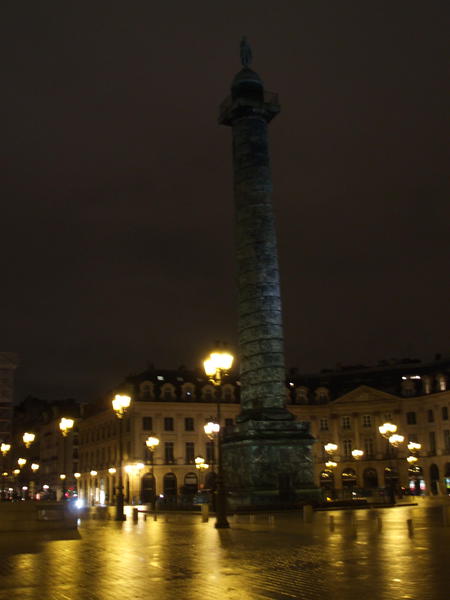 Place Vendôme svítí decentněji - snad kvůli hotelu Ritz