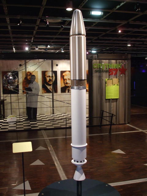 První družice pospolu  - Explorer 1 v popředí, Sputnik 1 v pozadí