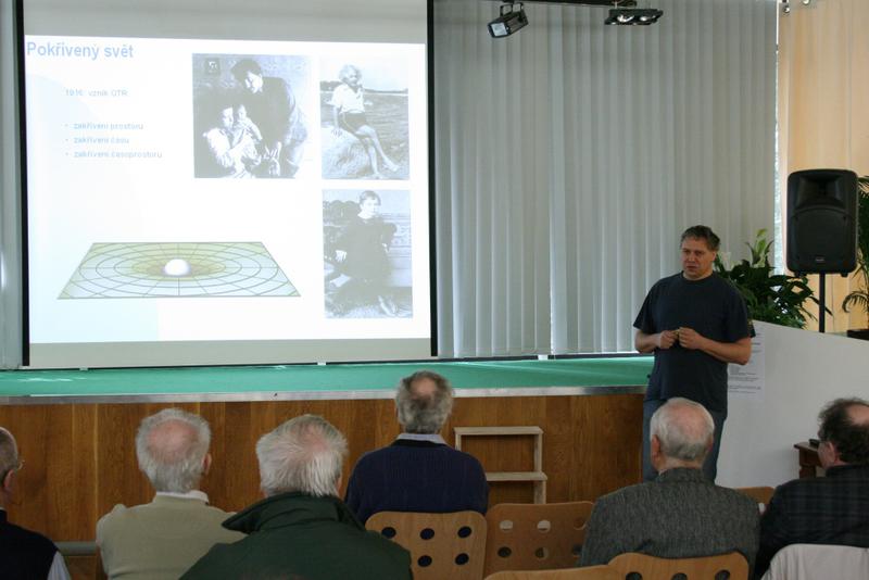 Profesor Petr Kulhánek "Kde jsou gravitační vlny?"