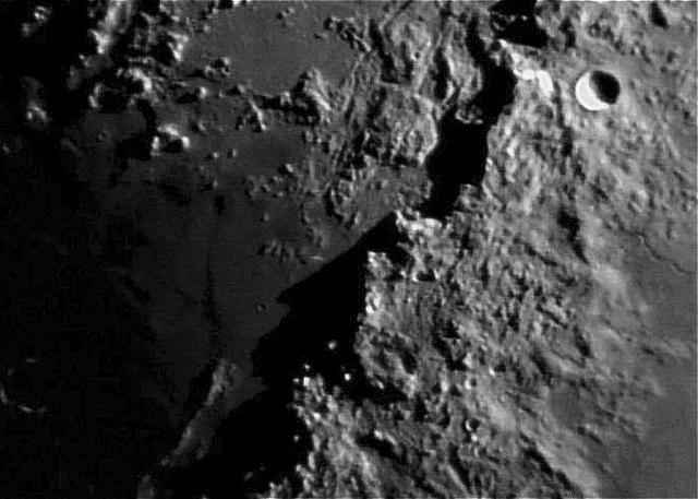 Kráter Conom v Montes Apenninus