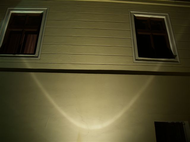 Lampa co dela paraboly na stenach5